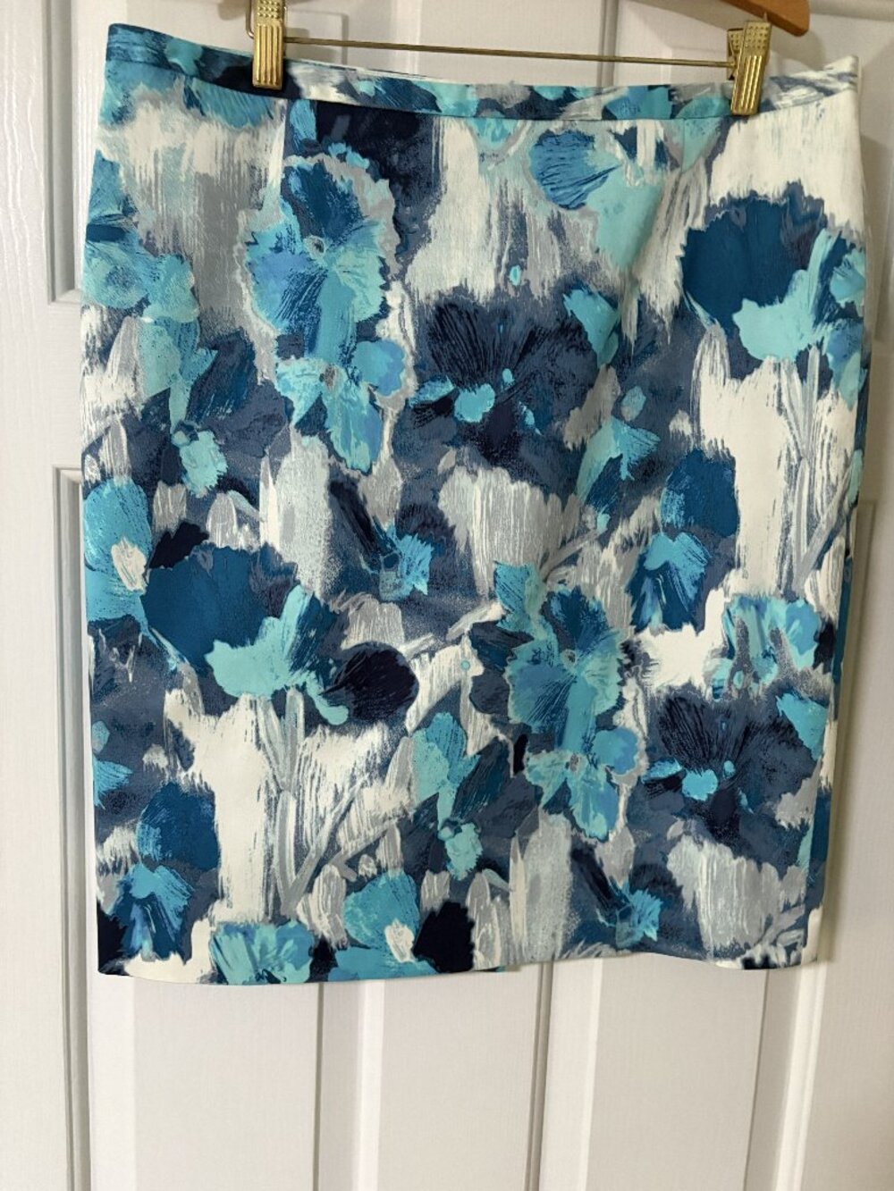 T Tahari blue abstract floral print skirt